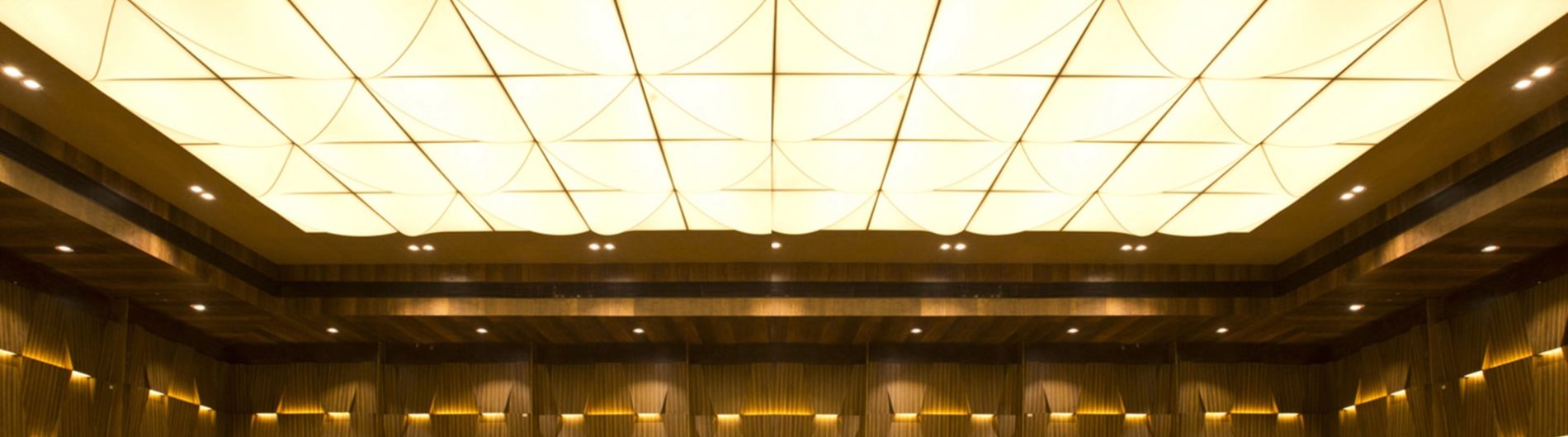 потолок подсветка натяжной