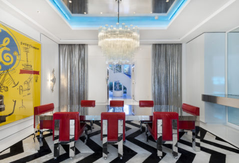 зеркальный потолок в столовой