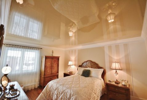 песочный глянцевый потолок
