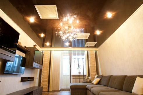 коричневый потолок одноуровневый