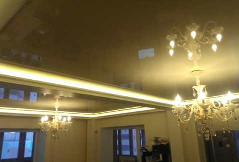 золотистый потолок с люстрой