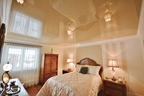 Бежевый потолок