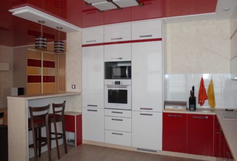 красный потолок на кухне