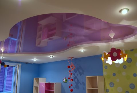 Розовый потолок в детской
